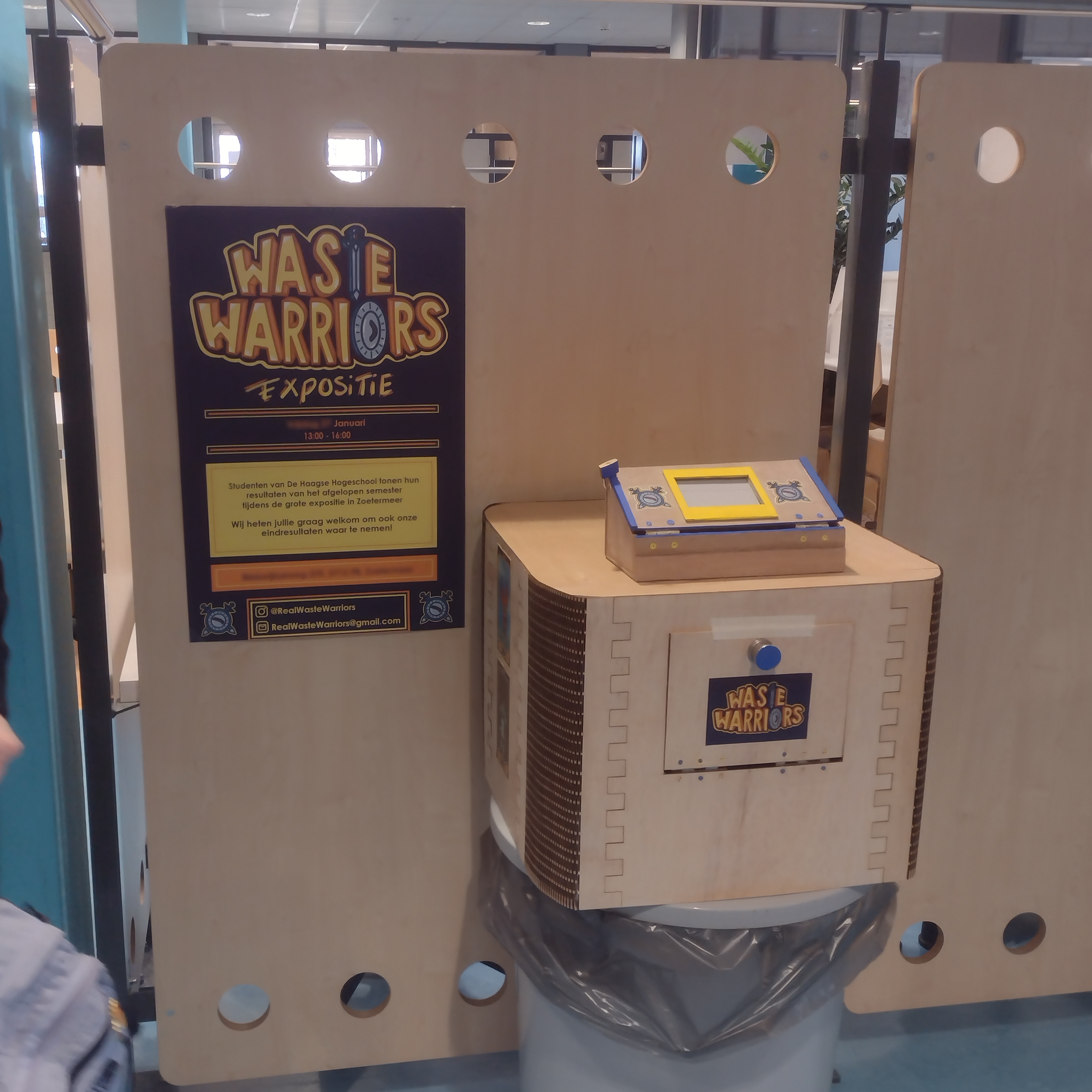 Ons prullenbakdeksel gemonteerd op een prullenbak van het Alfrink College